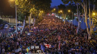 Sakartvele dešimtys tūkstančių žmonių vėl protestavo prieš vadinamąjį rusišką įstatymą