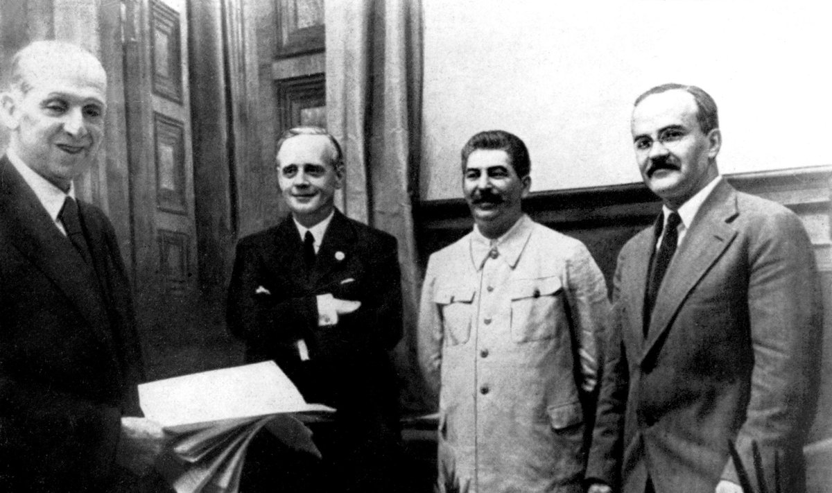 Joachimas von Ribbentropas (antras iš kairės), Josifas Stalinas (trečias iš kairės), Viačeslavas Molotovas (ketvirtas iš kairės) 1939 m. rugsėjį