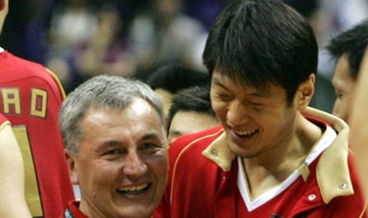 Kinijos treneris Jonas Kazlauskas su žaidėjais švenčia pergalę