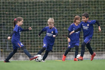 Futbolą žaidžiantys vaikai Madride