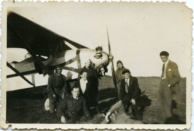 ANBO II ir A. Liorentaitė su kolegomis (Lietuvos aviacijos muziejus)