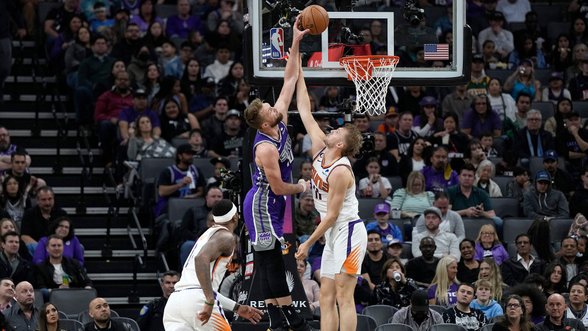 Per buvusį žalgirietį kamuolį į krepšį įgrūdęs Sabonis su „Kings“ palaužė „Suns“ ekipą