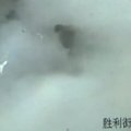 Nufilmuota Kinijoje: petardą metusius vaikus kliudė šulinio dangtis