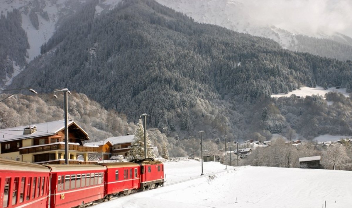 Šveicarijos traukiniais po kalnus...