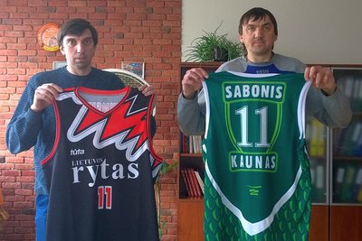 Grigorijus Chižniakas (dešinėje) parduoda dvejus marškinėlius (FBU nuotr.)
