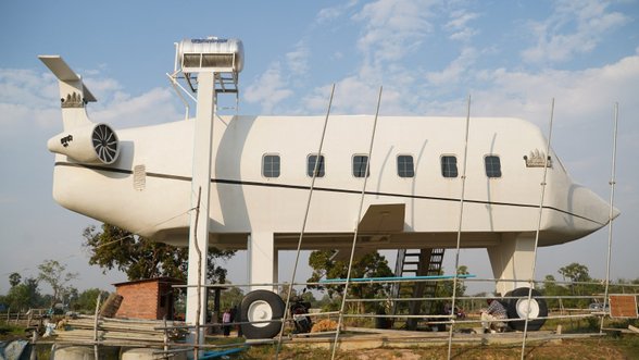 Prie oro uosto įsikūręs 43 metų vyras įgyvendino savo gyvenimo svajonę: pats susikonstravo namą lėktuvą