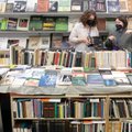 Į Vilniaus knygų mugę lankytojai traukia pasisemti „gurkšnį kultūros ir žinių“