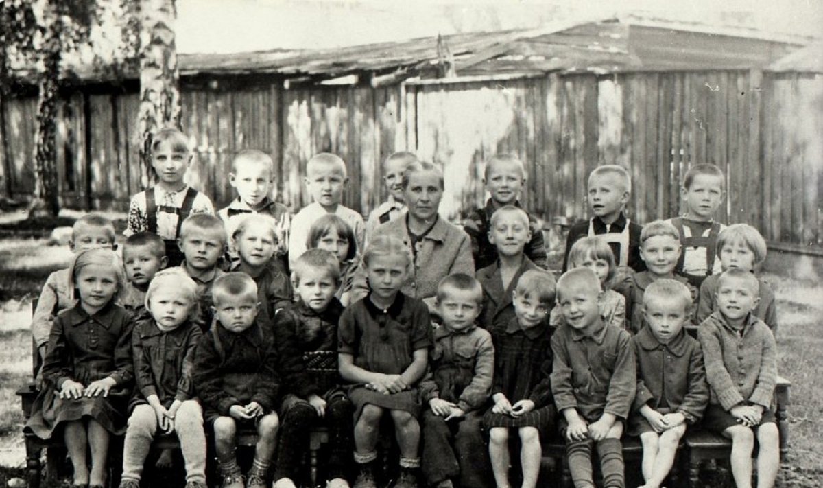 1941 m. ištremta mokytoja Teofilė Mikutavičienė su Sujetichos gyvenvietės darželinukais – lietuvių tremtinių vaikučiais. Taišeto r., Irkutsko sr., 1948 m. 