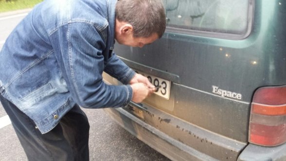 Pradėjo iš vairuotojų atiminėti automobilių numerius