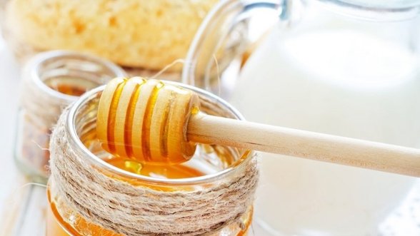 Pienas ir medus nėra bobučių pasakos: 7 produktų deriniai, kurie stiprina sveikatą