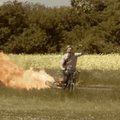 Liepsnomis besispjaudantis raketinis dviratis