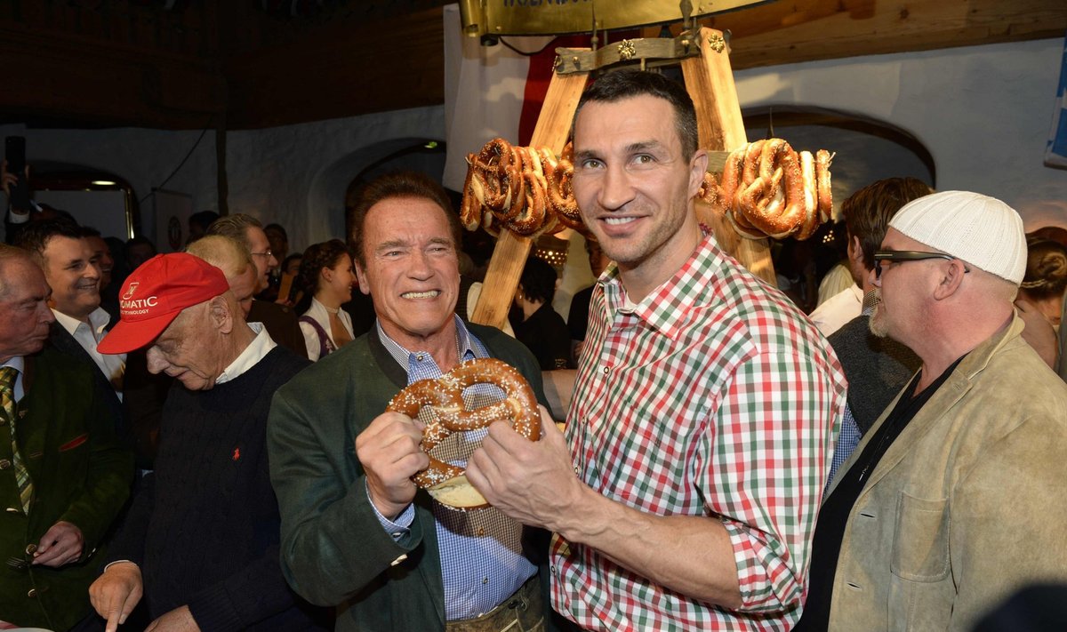 Vladimiras Kličko, Arnoldas Schwarzeneggeris (kairėje)