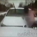 Nufilmuota: automobilis su žmogumi ant variklio gaubto trenkėsi į policijos ekipažą