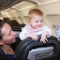 Skrydžių palydovai nori, kad oro linijos nebeleistų kūdikiams sėdėti tėvams ant kelių