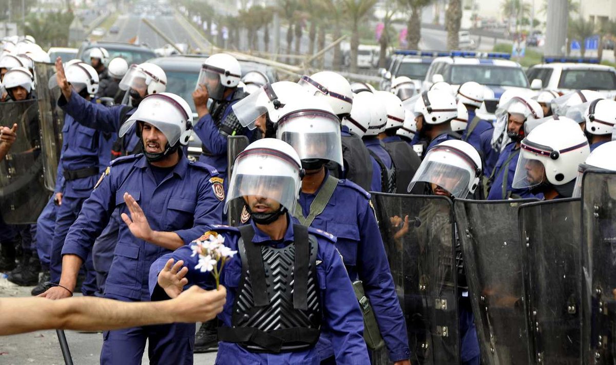Bahreino policija patruliuoja gatvėse