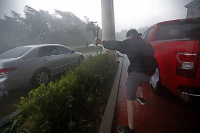 „Potencialiai katastrofinis“ uraganas „Michael“ pasiekė sausumą Floridoje