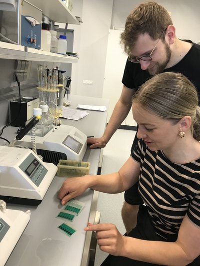 Jaunieji projekto tyrėjai dr. Ieva Šakinytė-Urbikienė ir Marius Butkevičius VU GMC BchI Bioanalizės skyriaus laboratorijoje išbando naujai sukurtus biojutiklius.