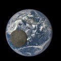 Unikali NASA nuotrauka: tamsioji Mėnulio pusė Žemės fone