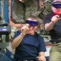 Pramogos kosminėje stotyje: astronautai žaidžia kompiuterinį žaidimą