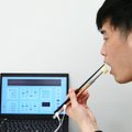 Japonų inžinieriai sukūrė elektrines valgymo lazdeles, imituojančias sūrų skonį: paaiškino, kaip jos veikia
