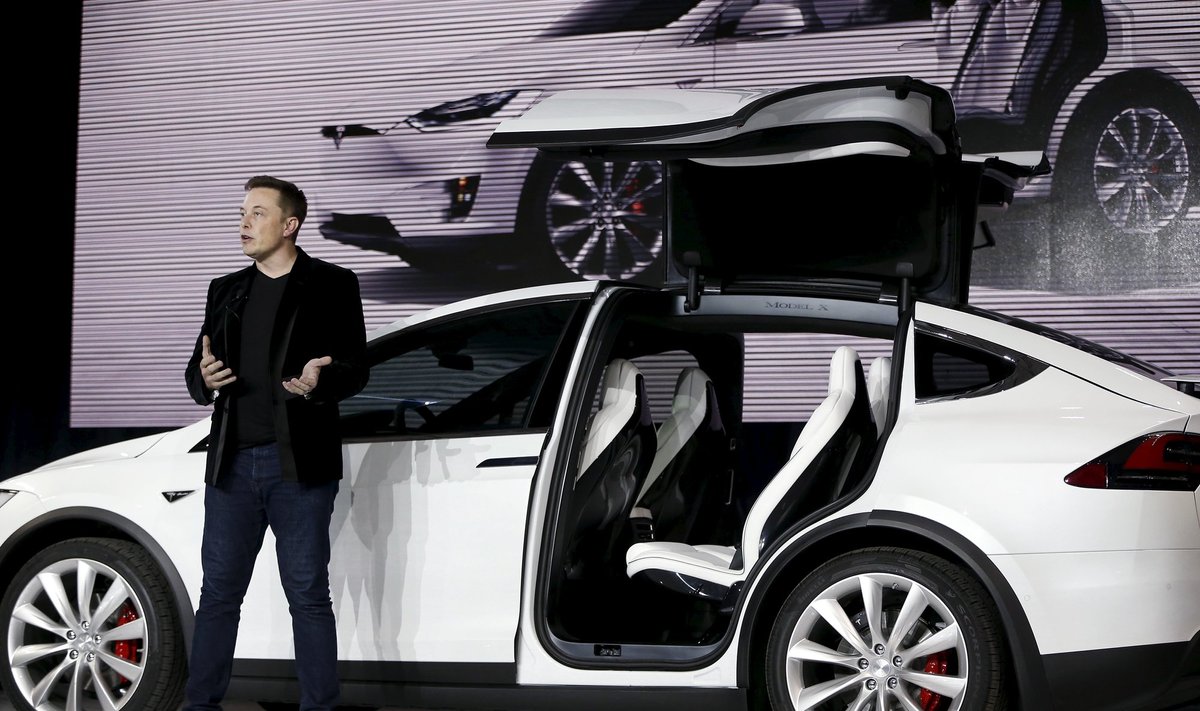 Elonas Muskas pristato "Tesla Model X"