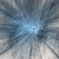 NASA zondas Marse rado šviežutėlį kraterį