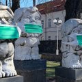 Išskirtinė akcija Šiauliuose: kaukėmis „apsaugotos“ miesto skulptūros