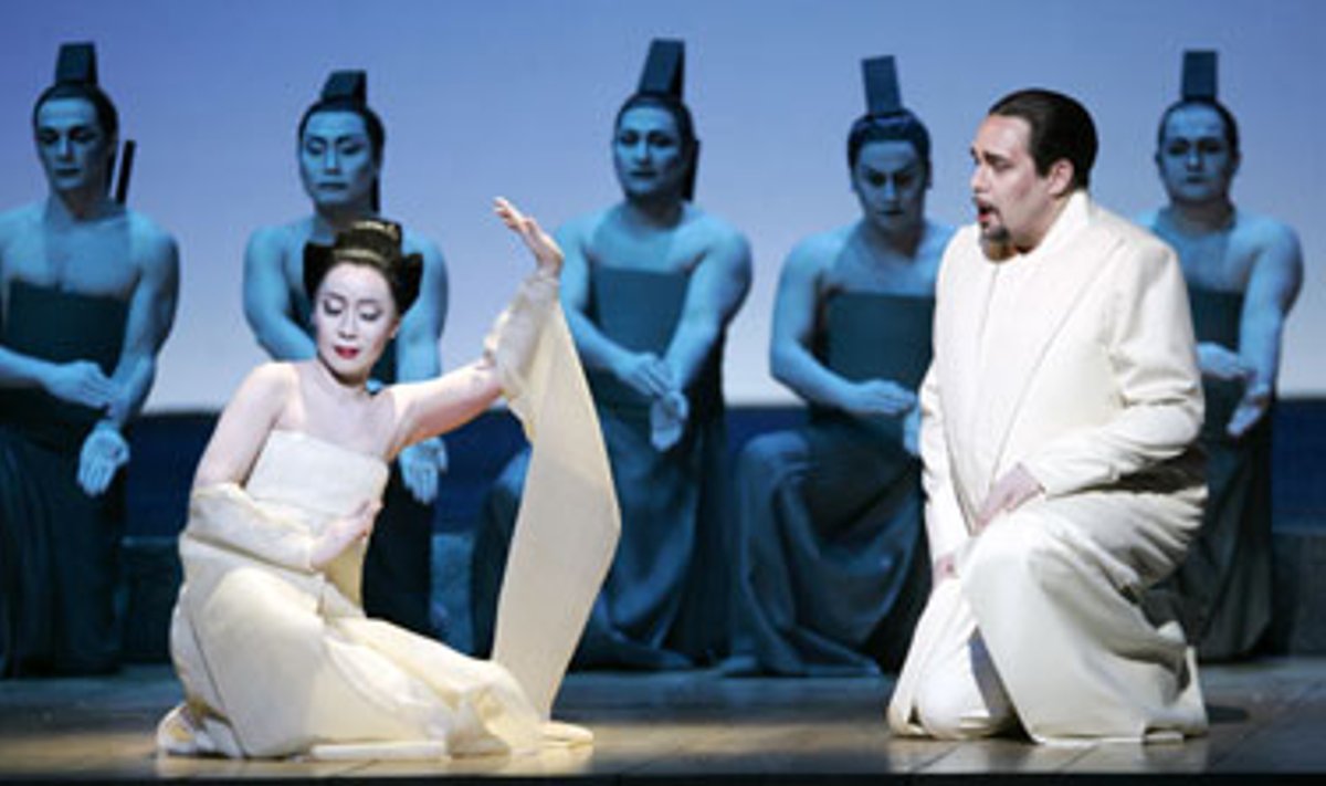 Kinijos operos sopranas Liping Zhang ir Italijos tenoras Marco Berti Giacomo Puccinio operoje  “Madam Butterfly”. 
