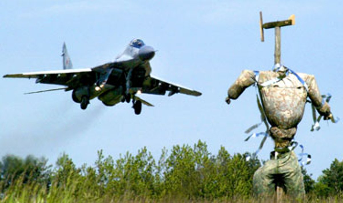 Baltarusijos karo lėktuvas skrenda virš kaliausės karinėje bazėje Baranovičiuose.
