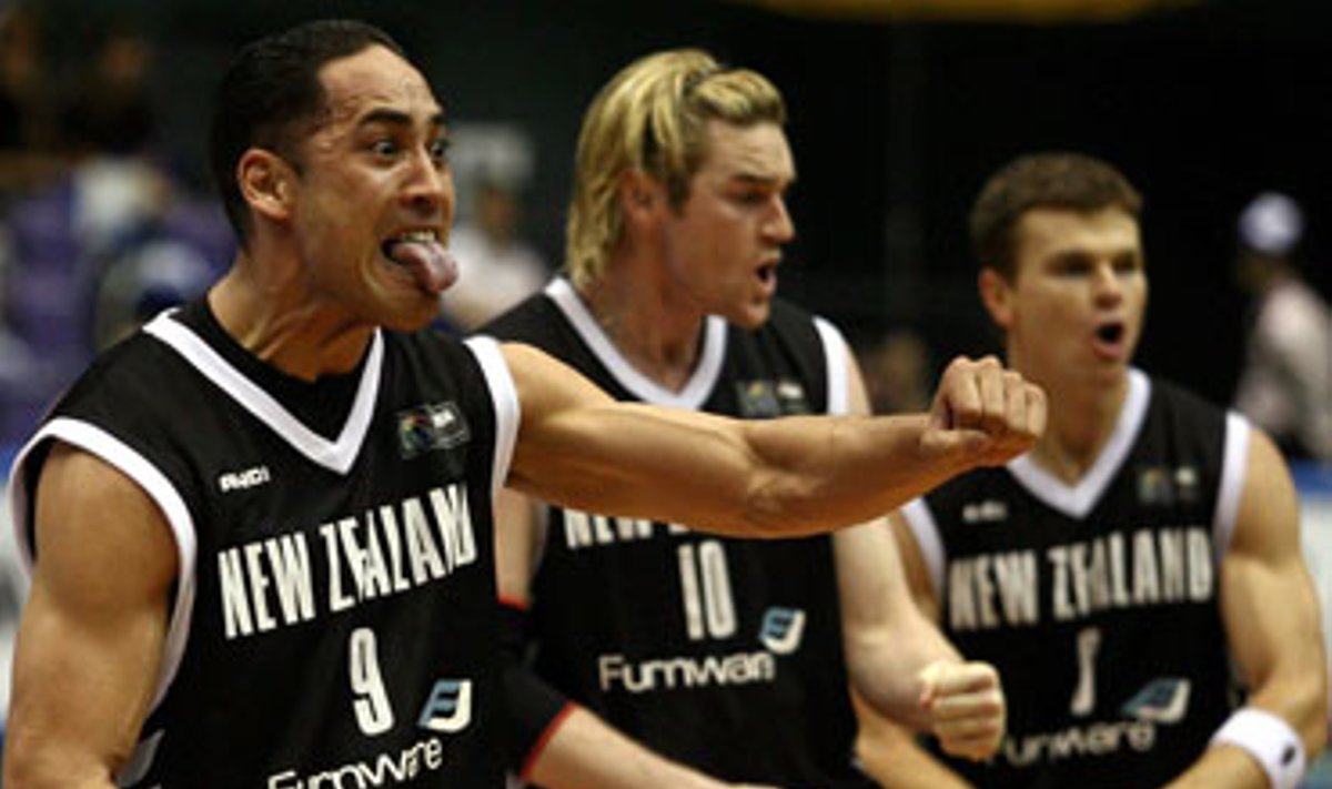 Naujosios Zelandijos krepšininkai prieš rungtynes šoka tradicinį maorių šokį. 