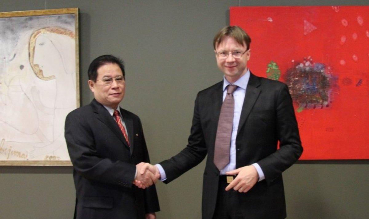 Užsienio reikalų viceministras Rolandas Kriščiūnas ir  Šiaurės Korėjos ambasadorius Kang Yong Doku.