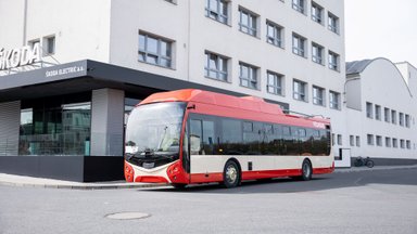 На улицы Вильнюса выходят новые троллейбусы, но пассажиров они пока возить не будут
