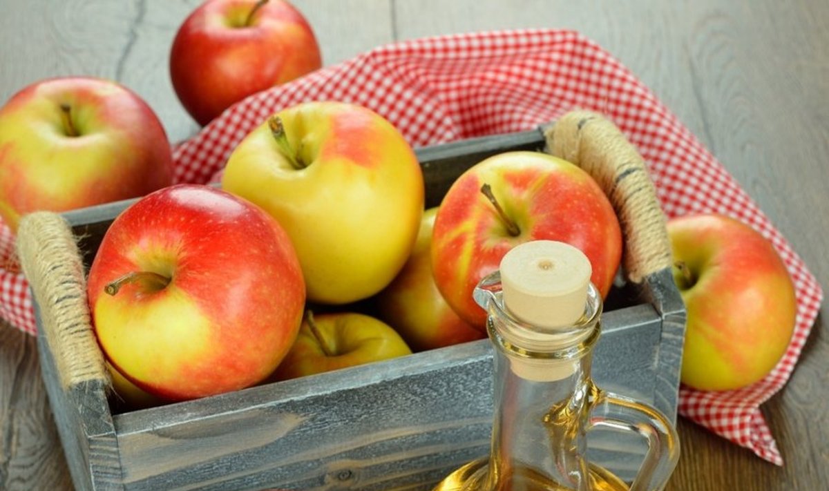 Obuolių actas - viena universaliausių priemonių. Tinka ir paviršiams valyti, ir aknei gydyti, ir kaip liekninantis maisto produktas