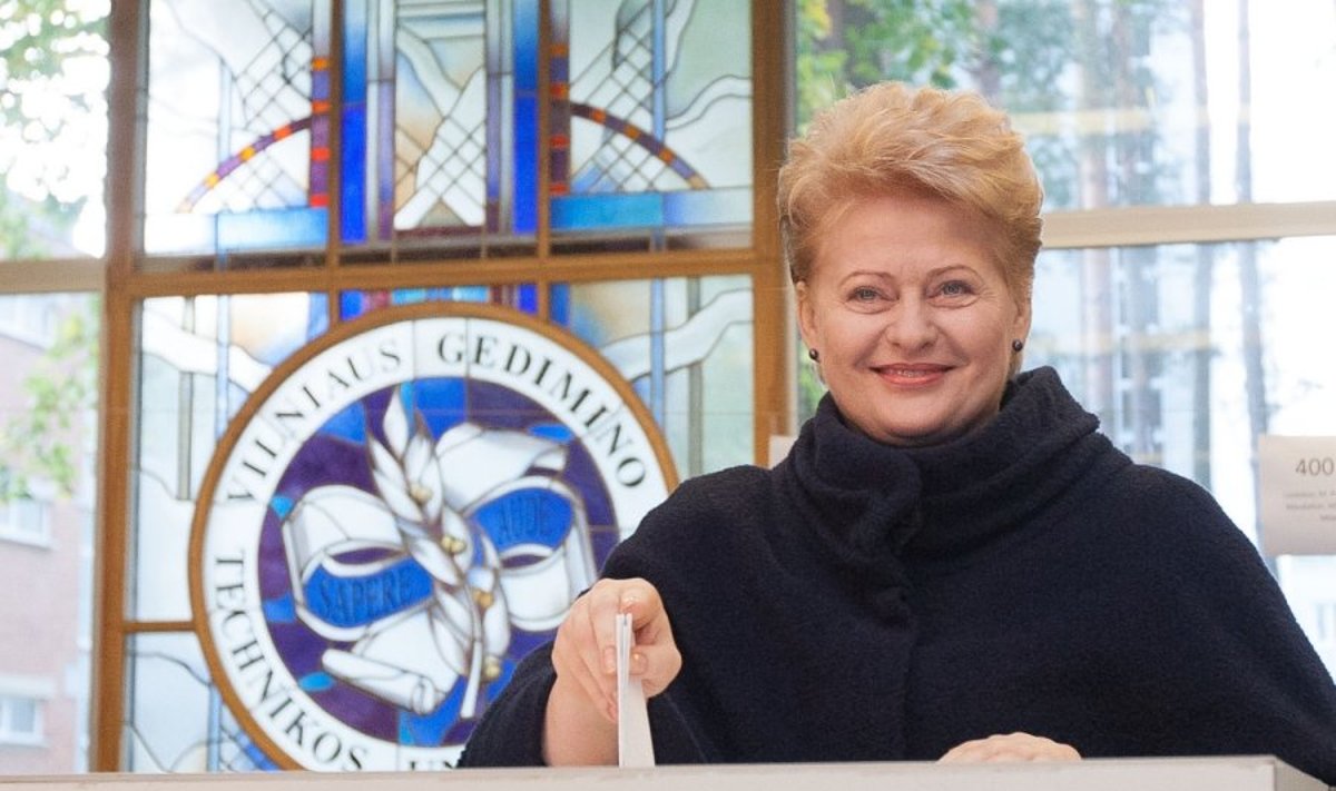 Dalia Grybauskaitė balsuoja Seimo rinkimuose