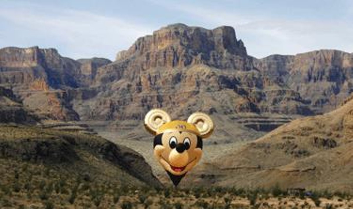 “Laimingiausias oro balionas žemėje” tapo pirmuoju pasaulyje karštu oru varomu balionu, pakilusiu virš Didžiojo kanjono, Arizonoje.