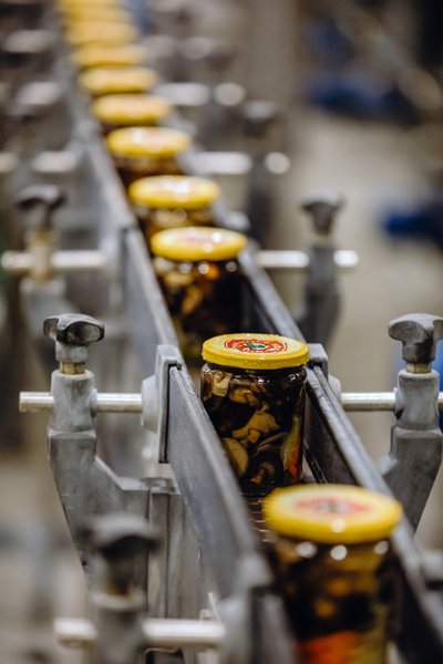 Ieškodama būdų, kaip maisto gamybos verslą plėtoti dar tvariau, Kėdainių konservų fabriko komanda nusprendė naudoti plonesnio stiklo – taigi ir mažesnio svorio – stiklainius.