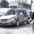 Vilniaus rajone susidūrė sunkvežimis ir du automobiliai, ugniagesiai gelbėjo žmogų