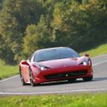 „Ferrari“ mažins automobilių pardavimus