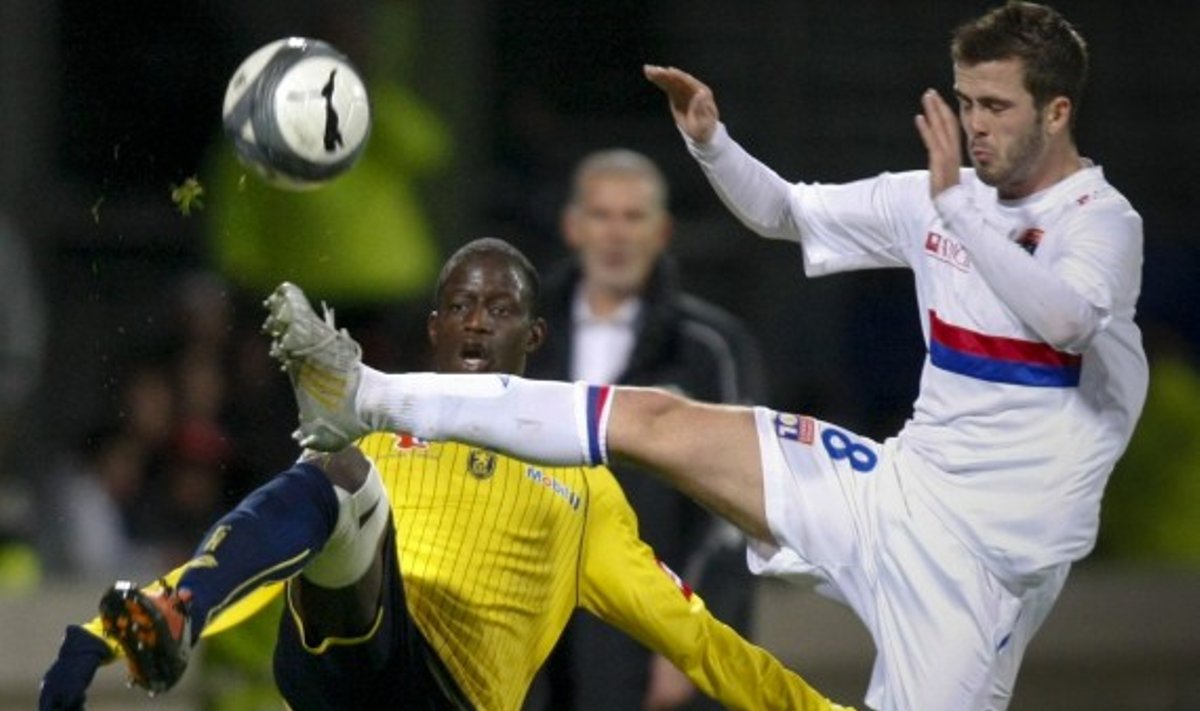 Boukary Drame ("Sochaux", kairėje) kovoja su Miralemu Pjaničiu ("Lyon")  
