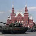 Kariniame parade Maskvoje – tyčia demonstruojamos grėsmės simboliai