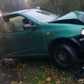 Vilniaus pakraštyje „Fiat“ rėžėsi į kelio atitvarus – vairuotojas pabėgo