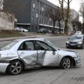 Vilniuje apvažiuodamas gatvėje kelininkų pastatytą ir pamirštą tvorą „Subaru“ nusiaubė degalinę
