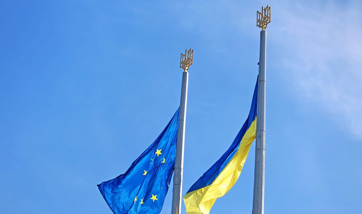 Europos Sąjungos ir Ukrainos vėliavos