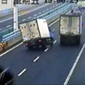 Kameros nufilmavo neįtikėtinai pavojingus sunkvežimio viražus