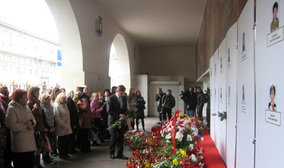 Lietuvos ambasadorius Baltarusijoje Edminas Bagdonas pagerbė per sprogimą Minsko metro stotyje žuvusių aukų atminimą