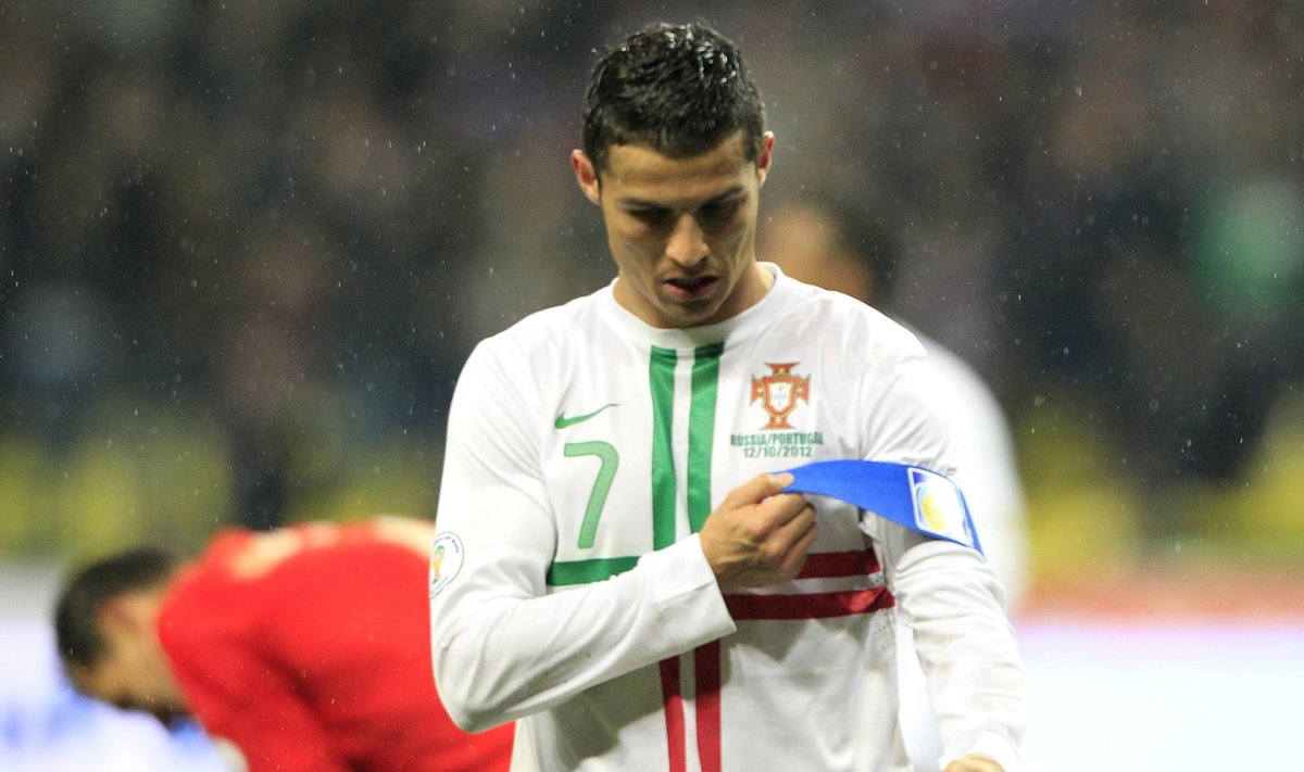 Cristiano Ronaldo nusiminęs po pralaimėjimo rusams