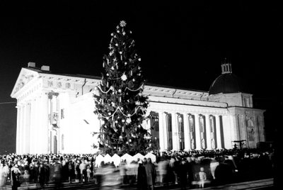 Vilnius, 1990 m. gruodžio 27 d. (ELTA). Kalėdų eglė - Vilniaus Katedros aikštėje. Vladimiro Gulevičiaus (ELTA) nuotr.