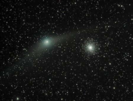 6 pav. Garado kometa skrieja pro kamuolinį žvaigždžių spiečių M92 Heraklio žvaigždyne, vasario 3 d., alsonwongastro.com nuotrauka.