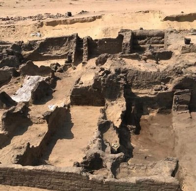 Archeologai Egipte aptiko kelias senovines mumijas, kurioms toje vietoje, kur turėjo būti liežuvis, buvo įdėtos auksinės plokštelės. The Egyptian Ministry of Tourism and Antiquities nuotr.