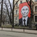 Latvijos muziejus pakabino didžiulį plakatą su Putino atvaizdu – jo veidas pavaizduotas kaip kaukolė